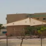 הצללת מפרשים בחצר בית ספר